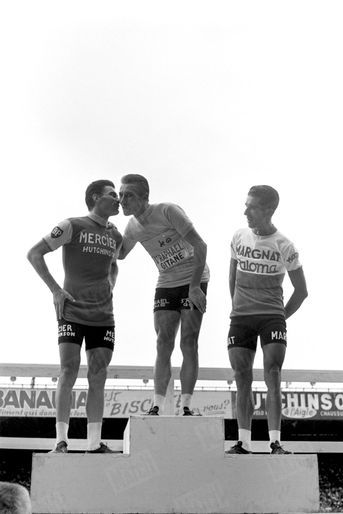 « Ils se sont embrassés deux fois. Poulidor s'est trompé d'emplacement puis il est revenu à sa place sur le podium, à la droite du vainqueur. » - Paris Match n°798, 25 juillet 1964