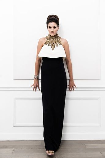 Zara Fistolera (Népal) en robe Alexander McQueen, bijoux Payal New York