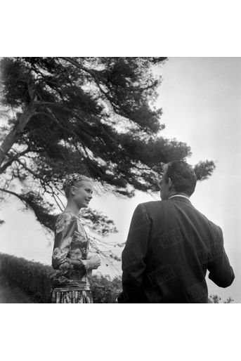 Grace Kelly et Rainier III lors de leur rencontre au Palais Princier de Monaco, le 6 mai 1955. 