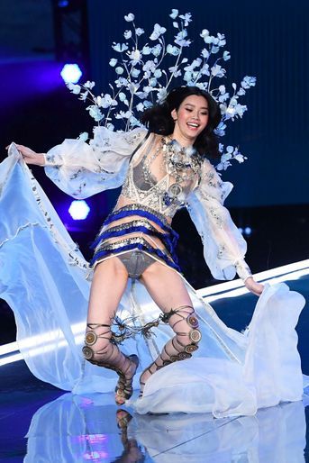 Ming Xi chute sur le podium du Victoria's Secret Fashion Show