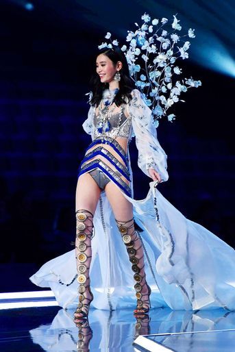 Ming Xi avant sa chute sur le podium du Victoria's Secret Fashion Show