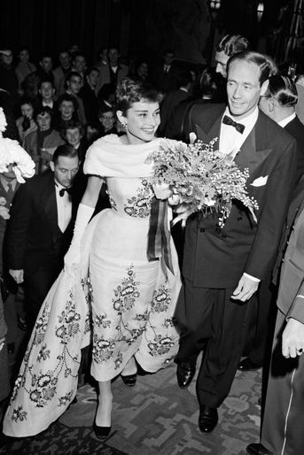 En novembre 1954, le séjour dans ses terres d&#039;origine pour présenter &quot;Sabrina&quot;, le dernier film de Billy Wilder, a pour Audrey Hepburn un parfum de lune de miel. Car l&#039;actrice fraîchement oscarisée pour &quot;Les Vacances romaines&quot; vient d&#039;épouser l&#039;acteur Mel Ferrer, révélé par Fritz Lang dans &quot;L&#039;ange des maudits&quot;. Ils s&#039;étaient rencontrés un an plus tôt lors d&#039;une fête organisée par Gregory Peck à Londres. Frappés par le coup de foudre, ils se marient le 24 septembre sur les rivages du Lac Lucerne, en Suisse. Six photos de légende. Découvrez les clichés en vente sur la grande galerie photo de Paris Match<br />
 grâce à ce nouveau rendez-vous consacré aux femmes et aux hommes qui ont fait l&#039;histoire de votre journal.