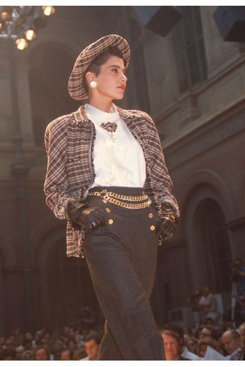 Cristina Cordula lorsqu'elle défilait pour Chanel Haute Couture en juillet 1986 à Paris. 