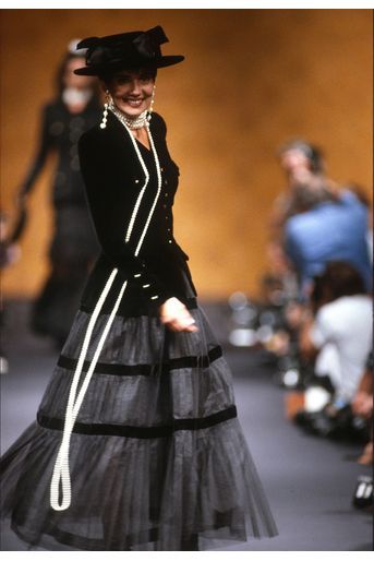 Cristina Cordula lorsqu'elle défilait pour Chanel Haute Couture en juillet 1989 à Paris. 