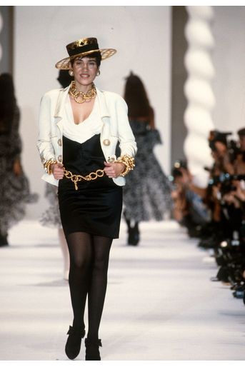 Cristina Cordula lorsqu'elle défilait pour Chanel Prêt-à-Porter en octobre 1990 à Paris. 