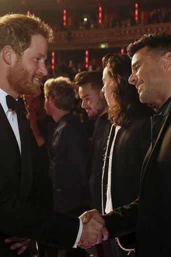 Le prince Harry avec Ricky Martin et les One Direction au Albert Hall à Londres, le 13 novembre 2015