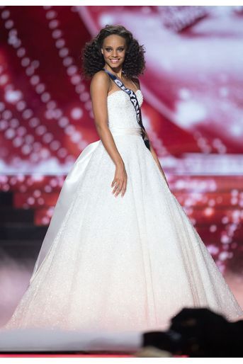 Alicia Aylies lors de l&#039;élection de Miss France 2017 à Montpellier le 17 décembre 2016