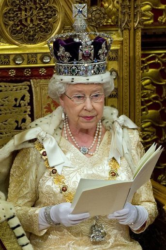 La reine Elizabeth II portant le Diamond Quatrefoil Bracelet de la Queen Mum, le 25 mai 2010