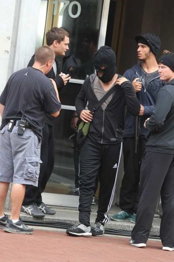 <br />
Taylor Lautner (encagoulé) sur le tournage de «Tracers» le 11 juillet dans le New Jersey. 