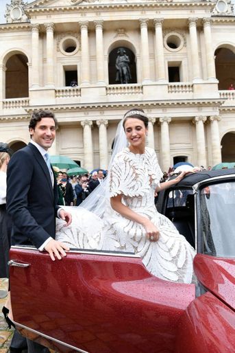 Comme le veut la tradition, les jeunes mariés partent pour une destination inconnue, dans une DS 19 historique. Napoléon Ier peut enfin saluer son héritier