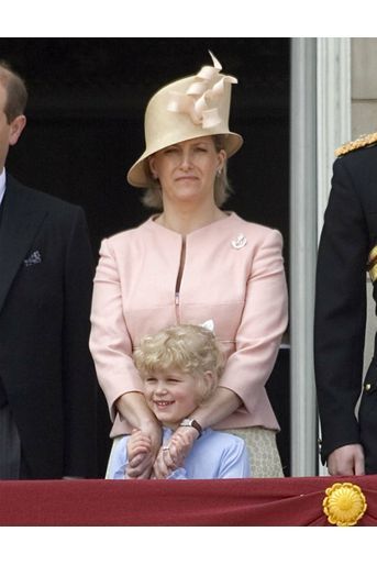 Lady Louise Windsor avec sa mère la comtesse Sophie de Wessex, au balcon de Buckingham, pour le Trooping the Colour de juin 2009 