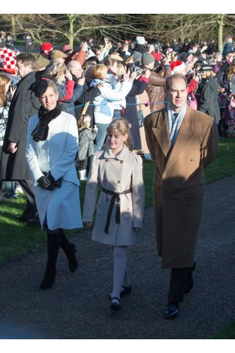 Lady Louise Windsor avec ses parents, le prince Edward et la comtesse Sophie de Wessex, à Sandringham pour la messe de Noël 2013