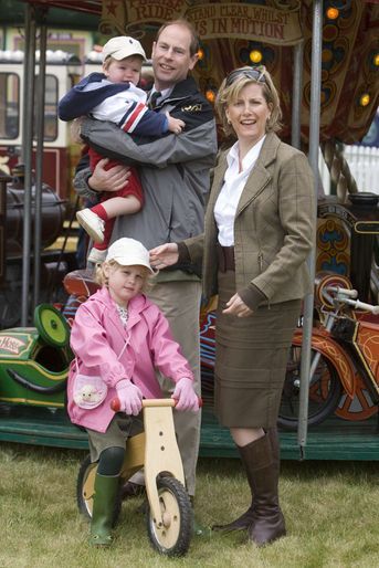 Lady Louise Windsor avec ses parents, le prince Edward et la comtesse Sophie de Wessex, et son frère James, le 15 mai 2009