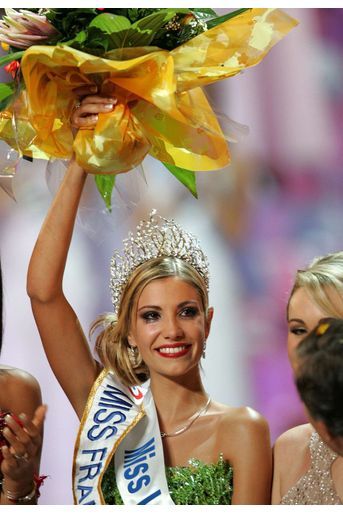 Alexandra Rosenfeld est sacrée Miss France 2006 à Cannes le 3 décembre 2005