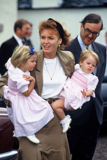 Sarah Ferguson avec les princesses Beatrice et Eugenie, le 15 août 1991