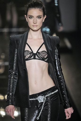 Naomi Campbell, panthère sexy de Versace 	