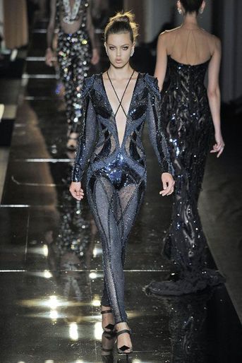 Naomi Campbell, panthère sexy de Versace 	