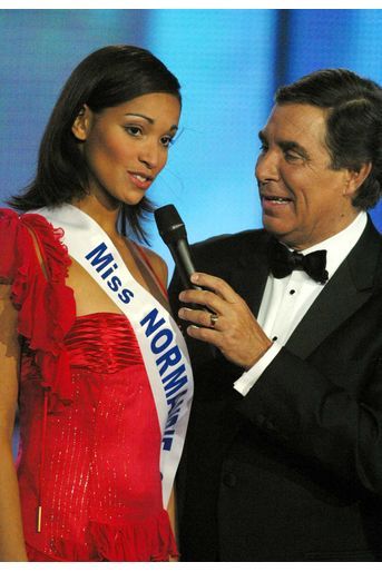 Cindy Fabre et Jean-Pierre Foucault (Miss Normandie) lors de l'élection de Miss France 2005 à Tours le 11 décembre 2004