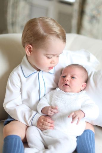 La princesse Charlotte avec son frère George, lors de sa première séance photo, début juin 2015.