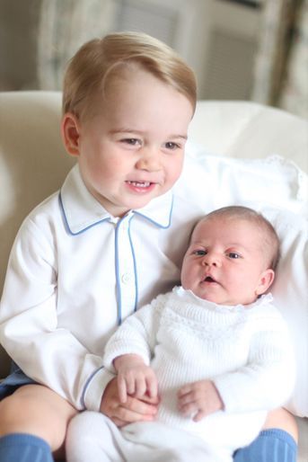 La princesse Charlotte avec son frère George, lors de sa première séance photo, début juin 2015.