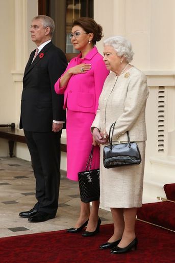 La reine Elizabeth II avec le prince Andrew et Dariga Nazarbaïev à Londres, le 4 novembre 2015