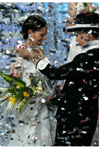 Lætitia Bléger reçoit son écharpe de Miss France 2004 des mains de Geneviève de Fontenay à Deauville le 13 décembre 2003