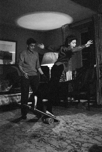 Romy SCHNEIDER et Alain DELON dans leur hôtel particulier de l'avenue de Messine à PARIS : Alain regardant Romy perdant l'équilibre alors qu'elle se tenait debout sur une planche posée sur un cylindre.