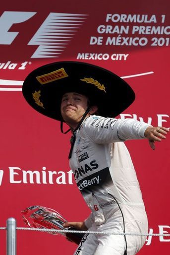 Sombrero sur la tête, Nico Rosberg a fêté sa victoire au Grand Prix du Mexique de Formule 1  