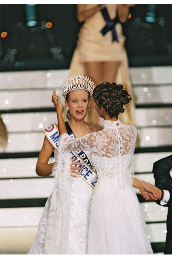 Elodie Gossuin reçoit sa couronne de Miss France 2001 des mains de Sonia Rolland à Monte-Carlo le 9 décembre 2000