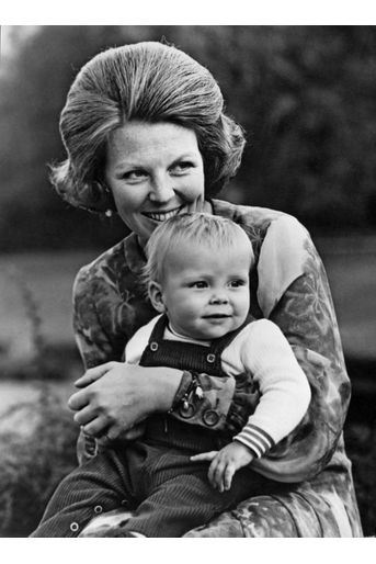 Le prince Constantijn des Pays-Bas avec sa mère la princesse Beatrix, le 27 janvier 1971