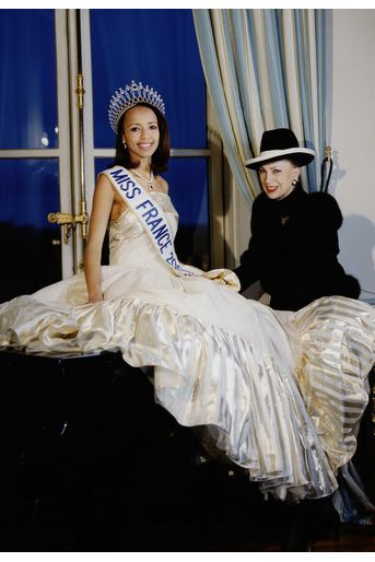Sonia Rolland au côté de Geneviève de Fontenay lors d&#039;un shooting photo après son élection, décembre 1999