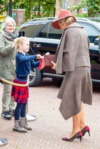 La reine Maxima des Pays-Bas en tailleur Prince de Galles à Amersfoort, le 9 octobre 2019