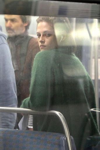 Ce jeudi, Kristen Stewart a emprunté la ligne 14 du métro parisien (ici station Olympiades) pour le film "Personal Shopper" d'Olivier Assayas.