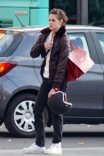 Cette semaine, Kristen Stewart est à Paris pour le film "Personal Shopper" d'Olivier Assayas.