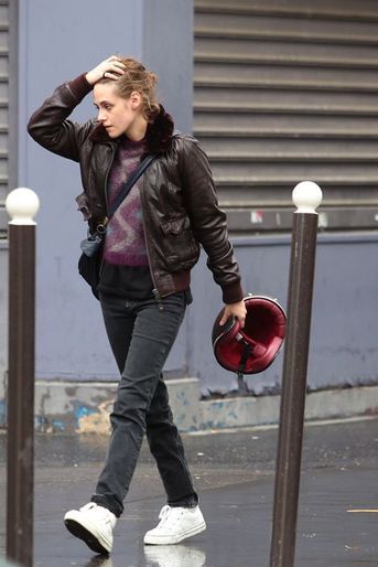 Mercredi, Kristen Stewart était Place de la République pour le film "Personal Shopper" d'Olivier Assayas.