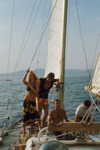 Brigitte Bardot et Alain Delon s&#039;offrent une sortie en mer sous la direction d&#039;Eric Tabarly, au large de Saint-Raphaël, fin août 1968.