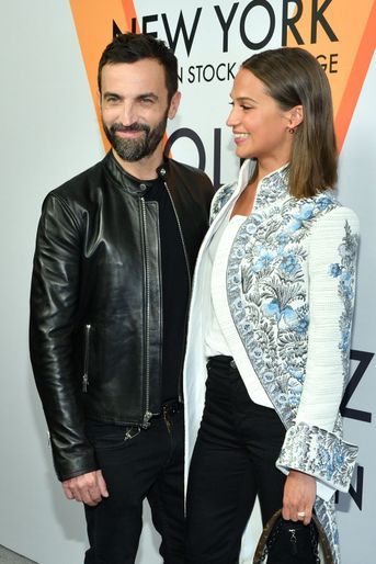 Nicolas Ghesquiere et Alicia Vikander à la soirée d&#039;inauguration de l&#039;exposition Louis Vuitton à New York, le 26 octobre 2017.