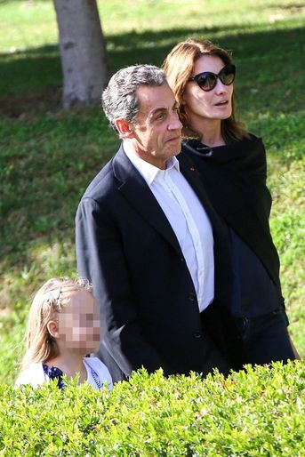 Carla Bruni, Nicolas Sarkozy et leur fille Giulia partent visiter le musée de l'Acropole, à Athènes, le 24 octobre 2017.
