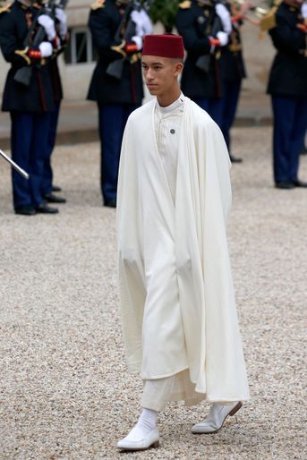 Le prince Moulay El Hassan du Maroc dans la cour du Palais de l'Elysée à Paris, le 30 septembre 2019