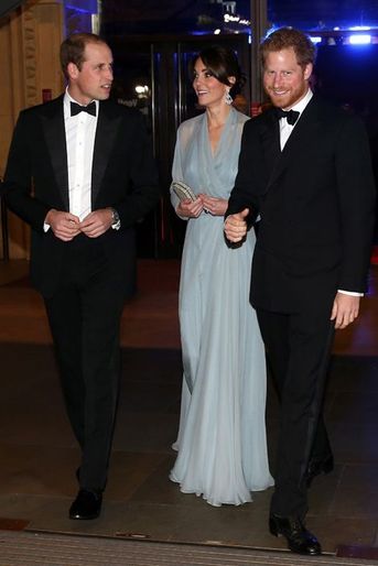 La duchesse de Cambridge Kate avec les princes William et Harry à Londres, le 26 octobre 2015