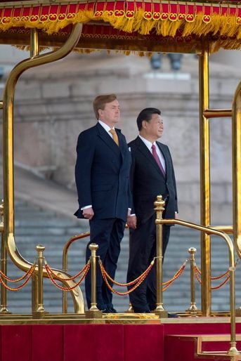 Le roi Willem-Alexander des Pays-Bas avec le président chinois Xi Jinping à Pékin, le 26 octobre 2015