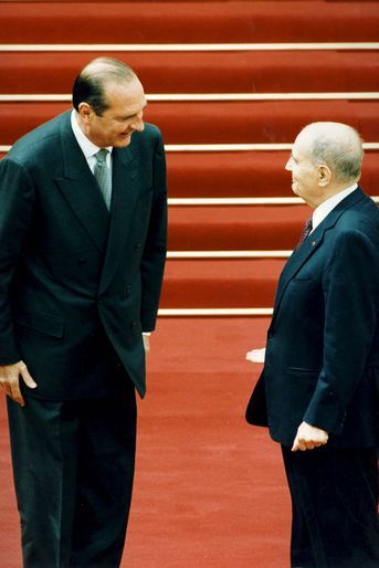 17 mai 1995. La passation des pouvoirs entre le président sortant François Mitterrand et le président élu Jacques Chirac à l'Elysée : les deux hommes se sourient sur le tapis rouge après la cérémonie à l'intérieur du palais.