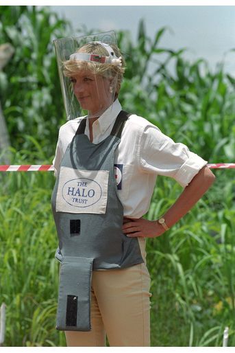 Lady Diana visite un champ de mines antipersonnel en Angola en janvier 1997