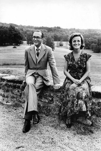 Jacques Chirac et son épouse Bernadette assis sur un muret dans le parc de leur château de Bitty, à Sarran, en Corrèze.