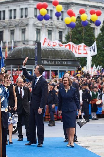 La reine Letizia et le roi Felipe VI d'Espagne avec l'ex-reine Sofia à Oviedo, le 23 octobre 2015