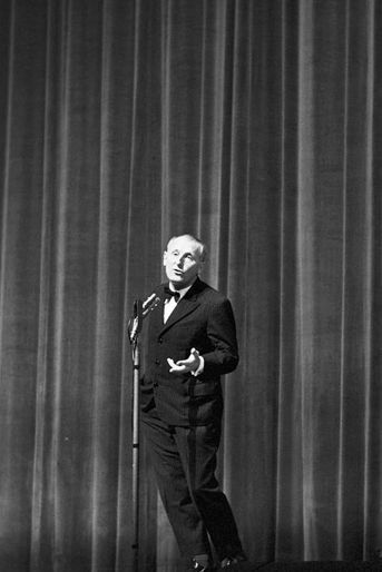 Lors du gala de la "Nuit des 1001", Bourvil chante sur scène, octobre 1958