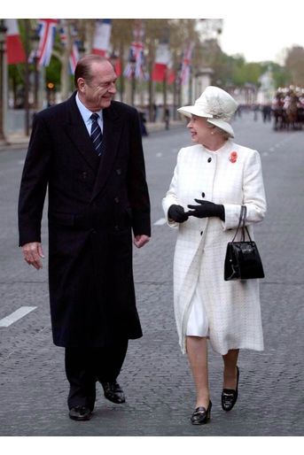 Jacques Chirac avec la reine Elizabeth II lors d'une visite d'état de Sa Majesté en France en 2004.