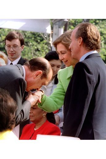 Jacques Chirac avec la reine Sofia d'Espagne et Juan Carlos au 50e anniversaire de la fin de la Seconde guerre mondiale, le 8 mai 1995.