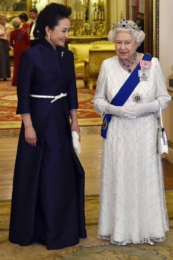 La reine Elizabeth II avec la première dame de Chine Peng Liyuan à Buckingham Palace, le 20 octobre 2015