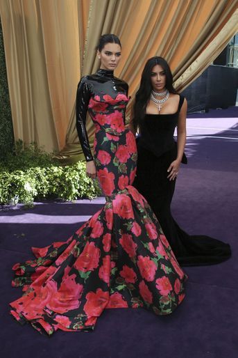 Kim Kardashian et Kendall Jenner lors de la cérémonie des Emmy Awards à Los Angeles le 22 septembre 2019